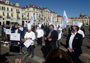 Manifestazione Fipe, il grido dei 10mila: “Siamo a terra! Ci rialzeremo, ma gli aiuti arrivino subito”