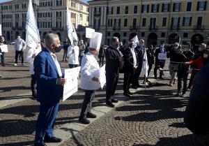 Manifestazione Fipe, il grido dei 10mila: “Siamo a terra! Ci rialzeremo, ma gli aiuti arrivino subito”