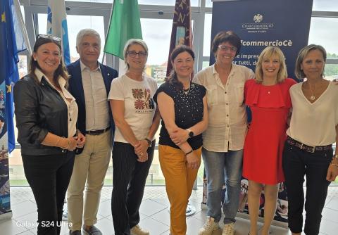 Si è insediato il nuovo Consiglio direttivo del Terziario Donna Confcommercio-Imprese per l’Italia della provincia di Cuneo, il raggruppamento “al femminile”, nato negli anni ’90 su iniziativa dell’indimenticata Aurelia Della Torre, riunitosi per il rinnovo delle proprie cariche sociali.  Dopo i saluti da parte di Danilo Rinaudo, Presidente di Confcommercio-Imprese per l’Italia della provincia di Cuneo, che ha ringraziato Luciana Bonetto per aver preso le redini del Gruppo dopo la scomparsa di Aurelia ed av